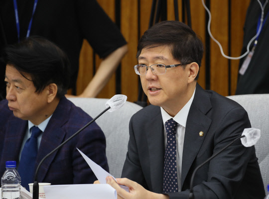 질의하는 김홍걸 의원 [연합뉴스]